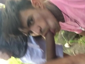 Mamando os desconhecidos no parque