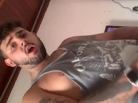 Novinho gozando na pussytoy