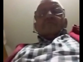 Vovo tarado mostrando o pau