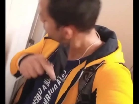 Passei no banheiro e fiz a felicidade de dois machos